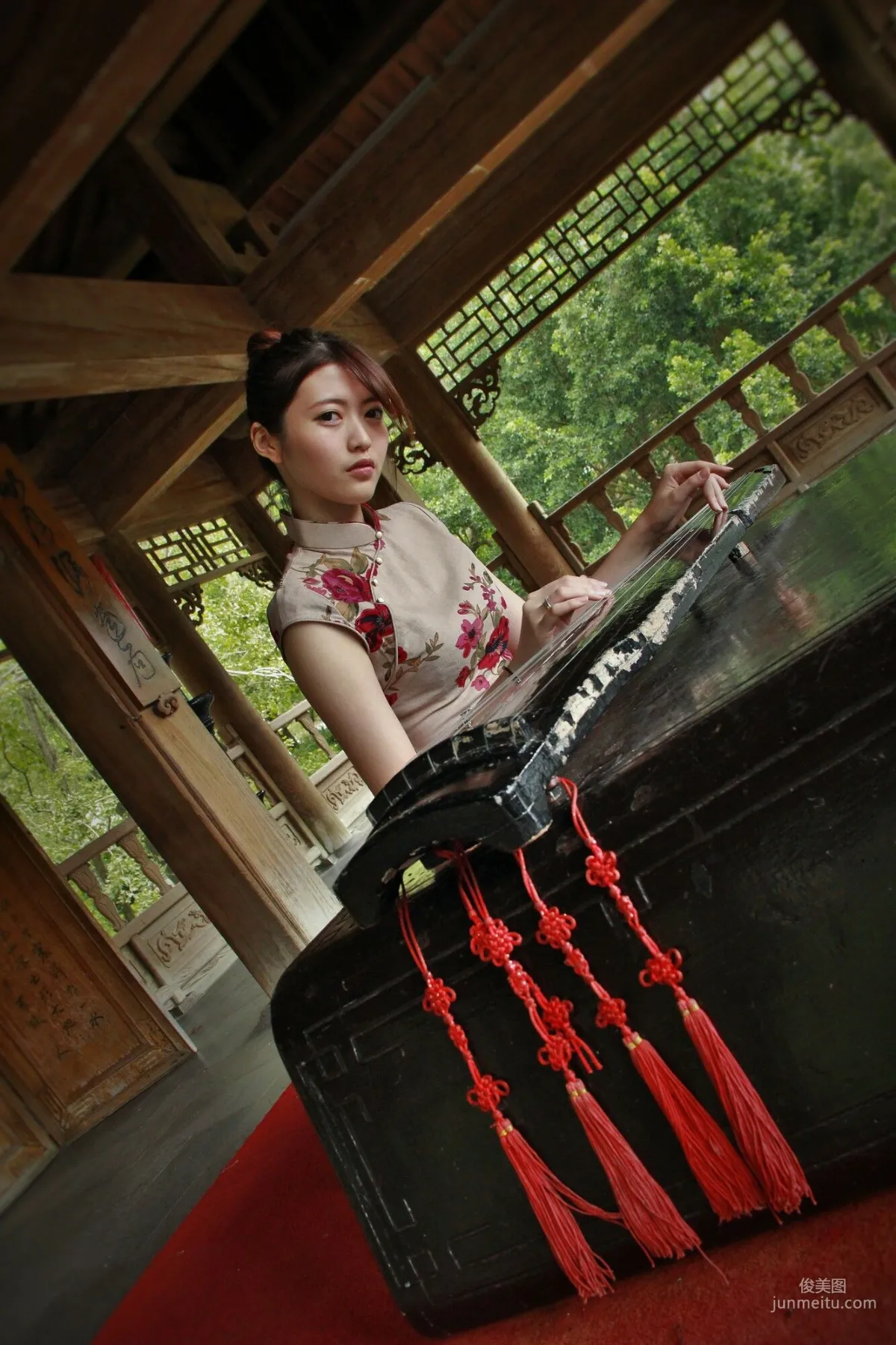 [Taiwan Beauties] Huang Pin Xuan / Brindy Xue Xue 'Zhishan Garden Qipao Outdoor Shoot' Photo Set photo 2