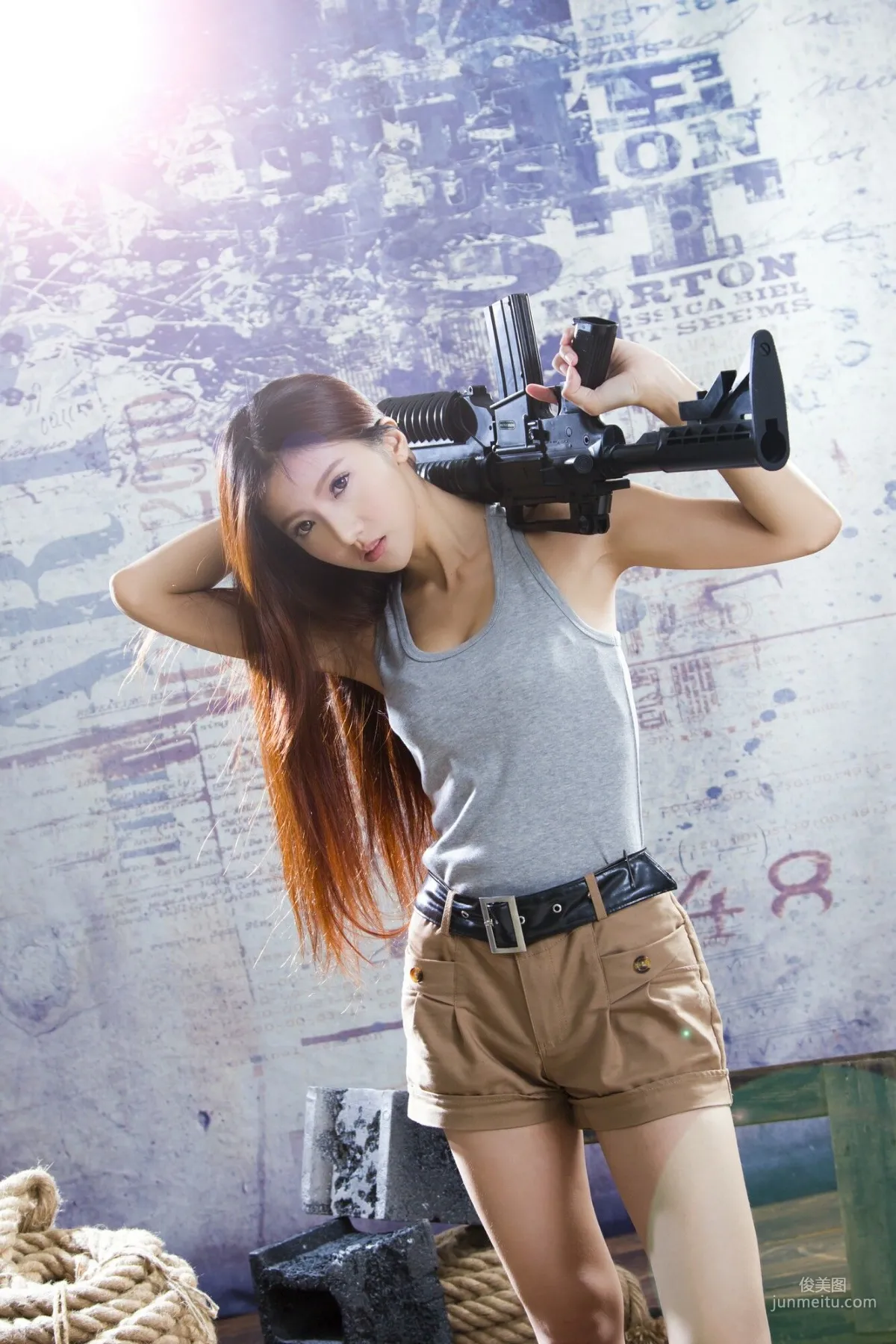 [台湾正妹] 薇安Vivian 琴棚軍警&海盜風棚拍 写真集1