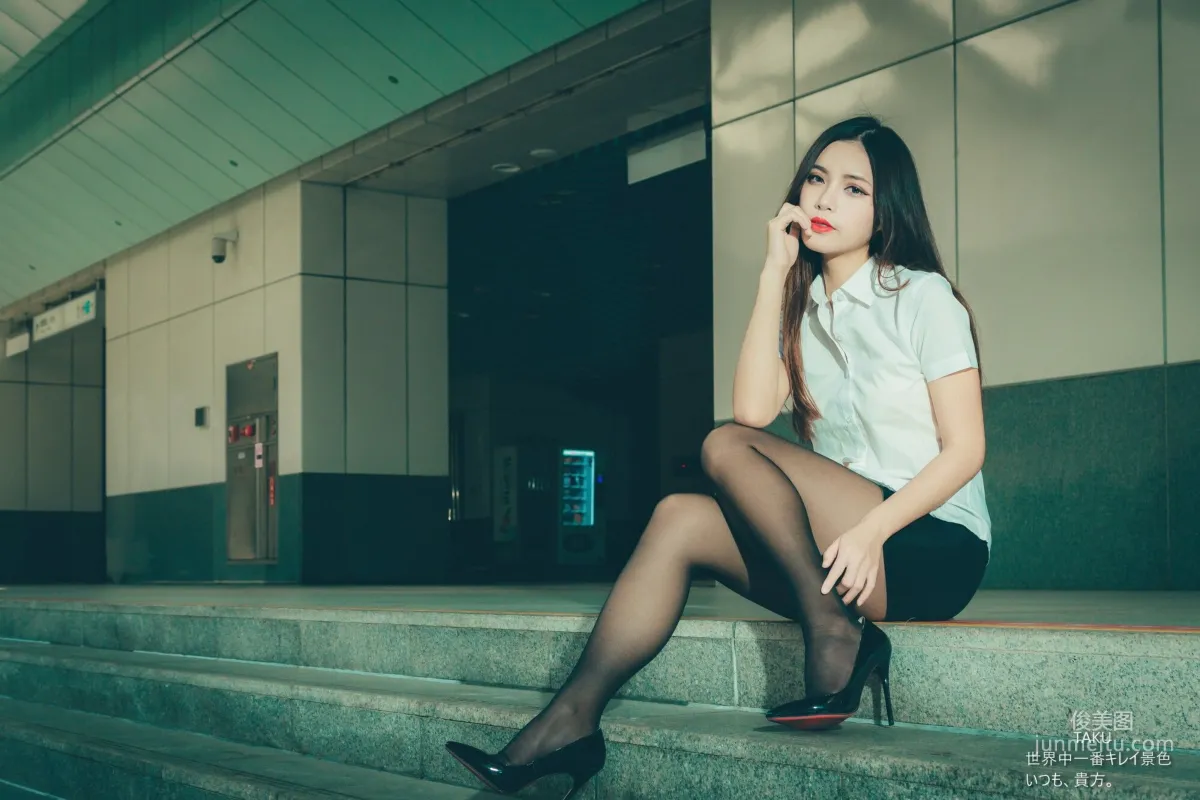 [台灣網紅美女] 黃書庭 OL黑絲外拍 寫真集 10