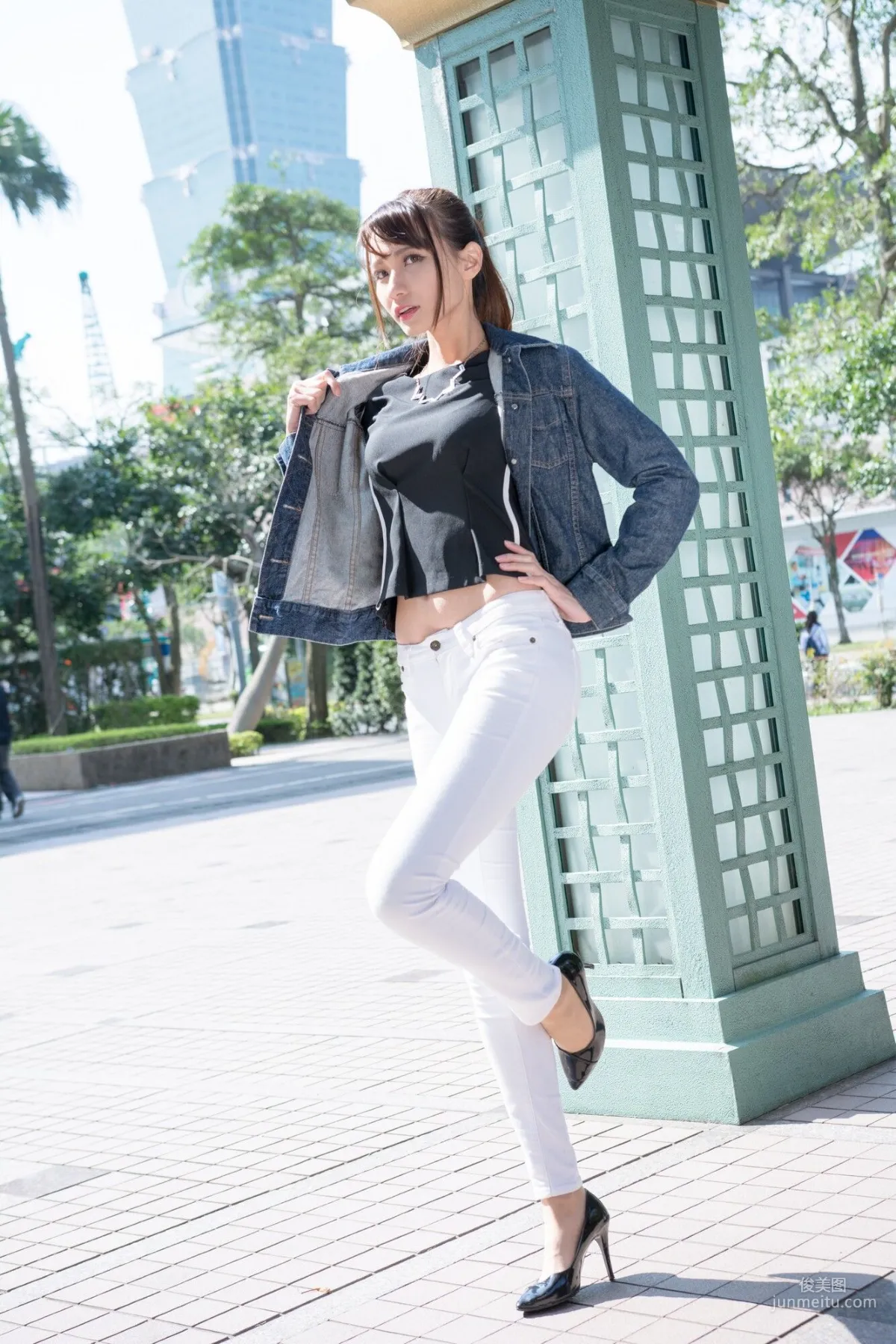 [Taiwan Beauties] Cai Yixin, Around Xinyi District, Denim + Tight Pants Photo Set photo 56