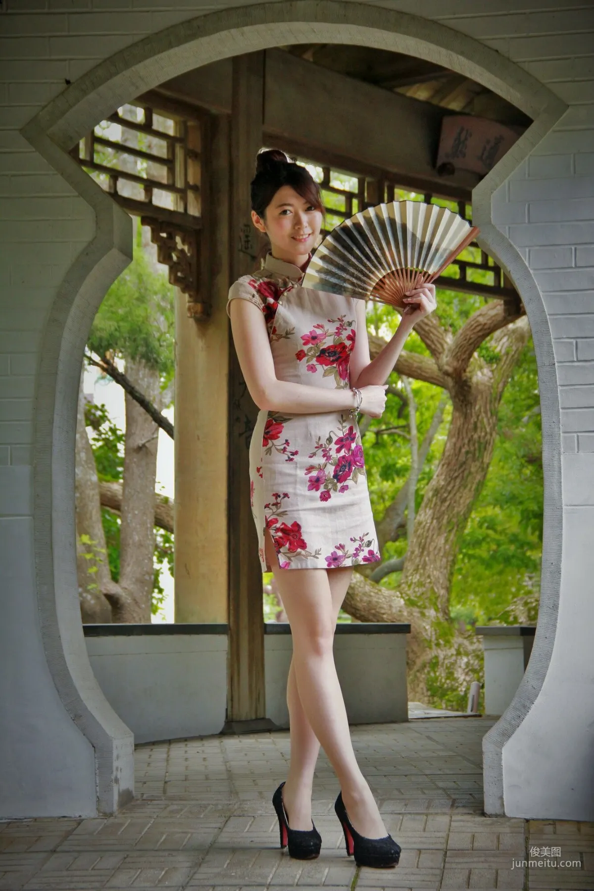 [Taiwan Beauties] Huang Pin Xuan / Brindy Xue Xue 'Zhishan Garden Qipao Outdoor Shoot' Photo Set photo 29
