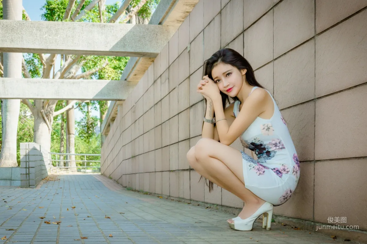 [Taiwan Beauties] Avril Zhan Black and White Dual-Color Goddess Street Snap Photo Set photo 19