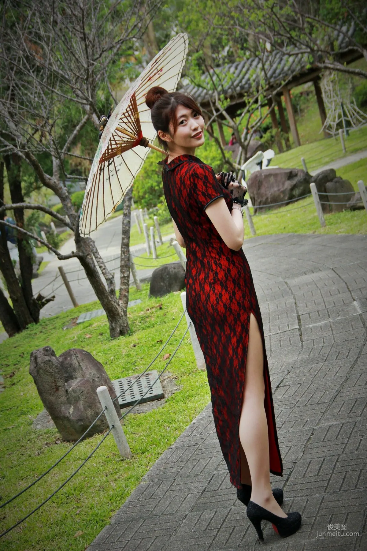 [Taiwan Beauties] Huang Pin Xuan / Brindy Xue Xue 'Zhishan Garden Qipao Outdoor Shoot' Photo Set photo 38