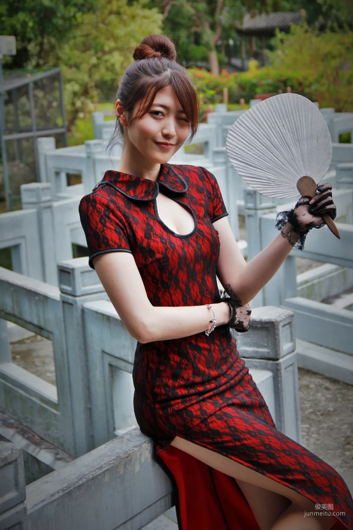 [Taiwan Beauties] Huang Pin Xuan / Brindy Xue Xue 'Zhishan Garden Qipao Outdoor Shoot' Photo Set photo 25