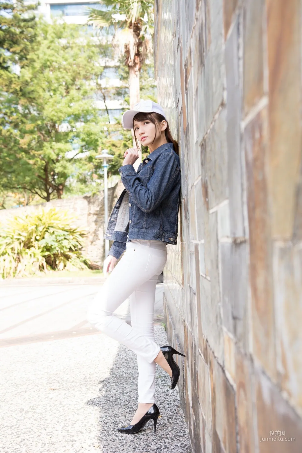 [Taiwan Beauties] Cai Yixin, Around Xinyi District, Denim + Tight Pants Photo Set photo 21