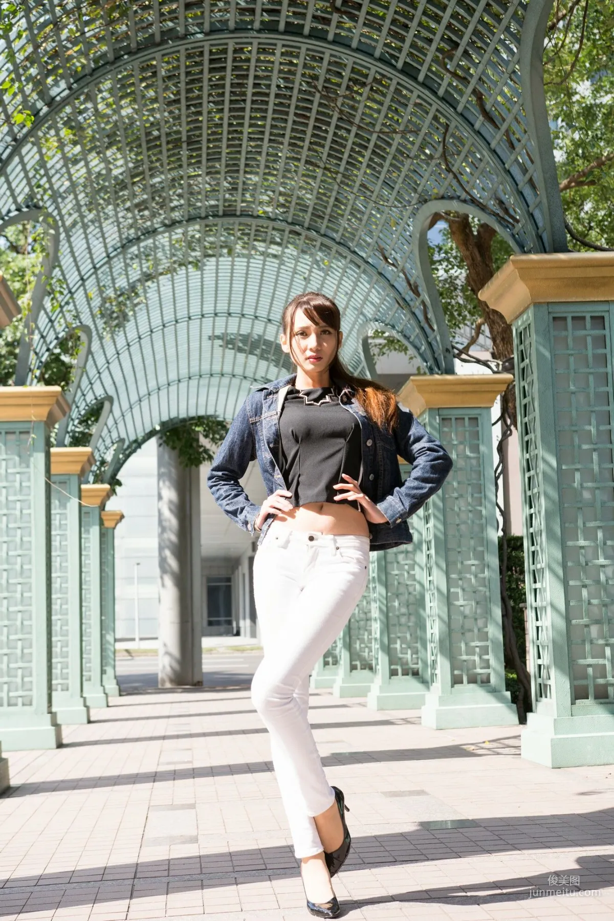 [Taiwan Beauties] Cai Yixin, Around Xinyi District, Denim + Tight Pants Photo Set photo 26