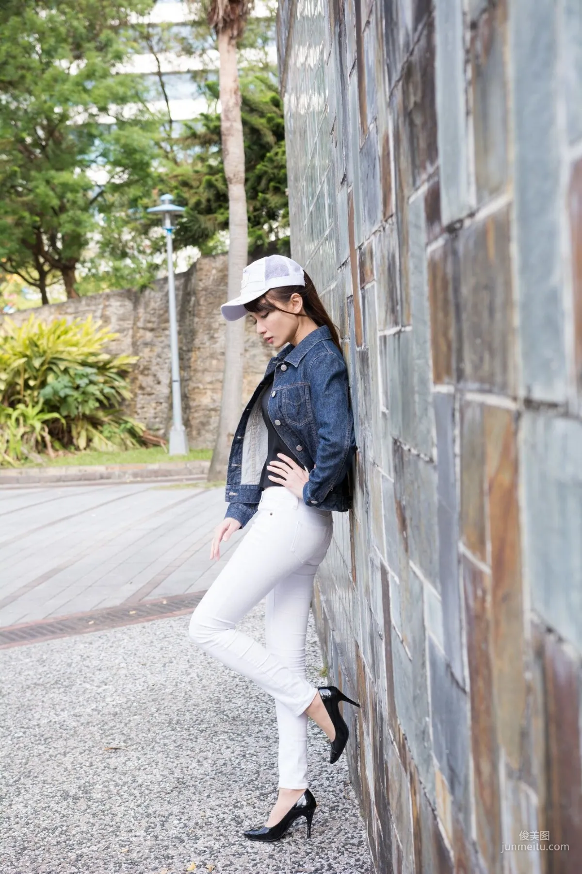 [Taiwan Beauties] Cai Yixin, Around Xinyi District, Denim + Tight Pants Photo Set photo 37
