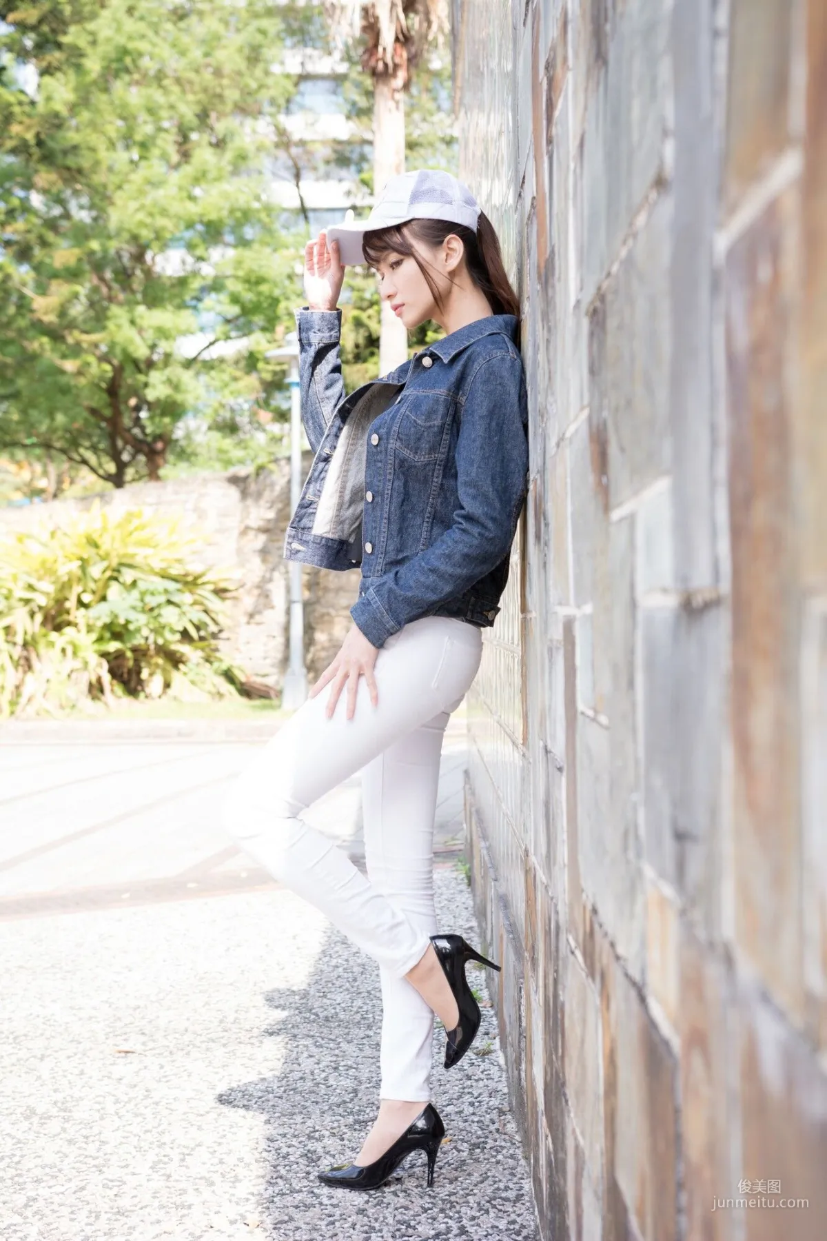 [Taiwan Beauties] Cai Yixin, Around Xinyi District, Denim + Tight Pants Photo Set photo 36