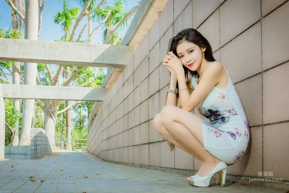 [Taiwan Beauties] Avril Zhan Black and White Dual-Color Goddess Street Snap Photo Set photo 21