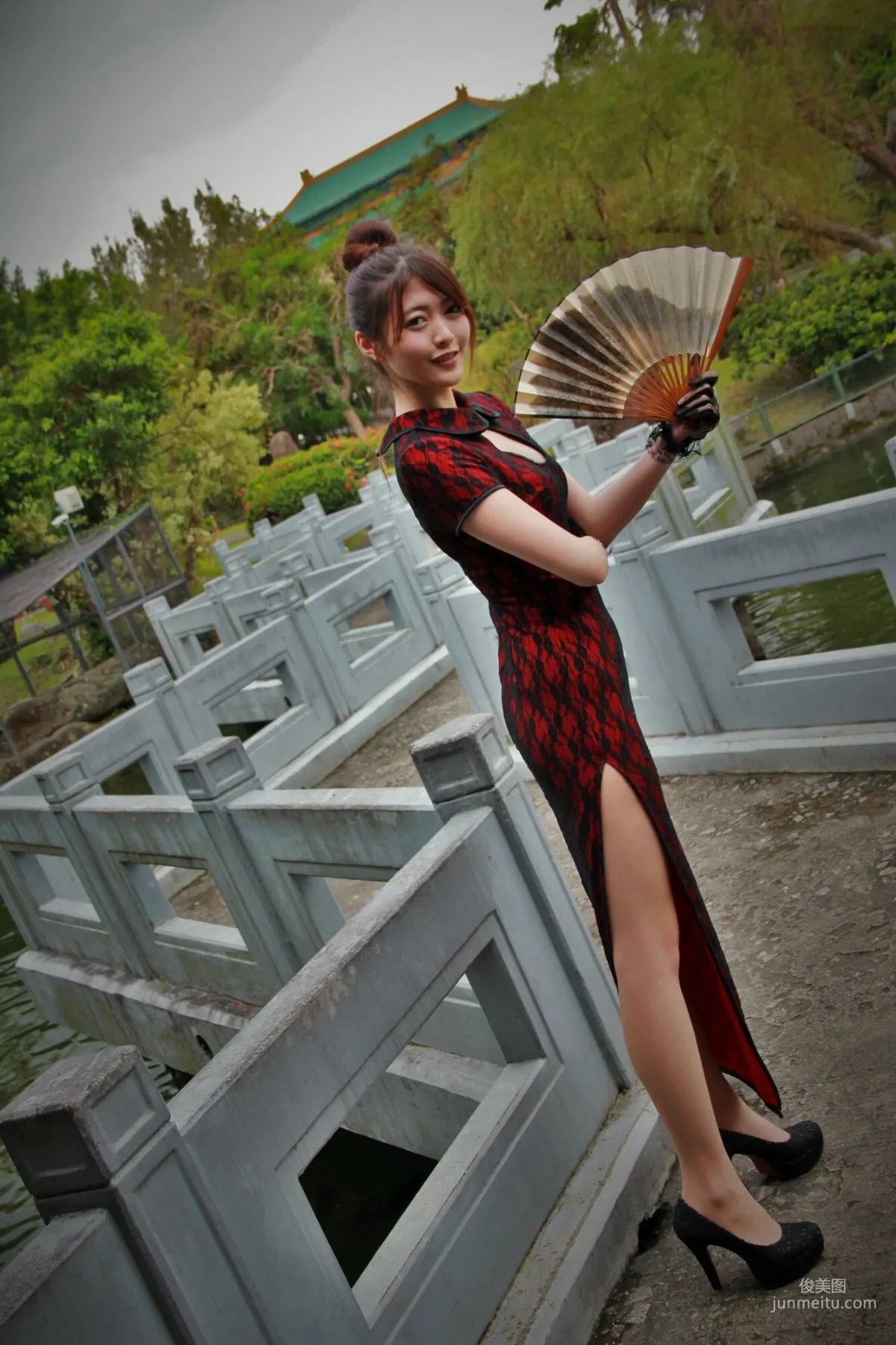 [Taiwan Beauties] Huang Pin Xuan / Brindy Xue Xue 'Zhishan Garden Qipao Outdoor Shoot' Photo Set photo 7