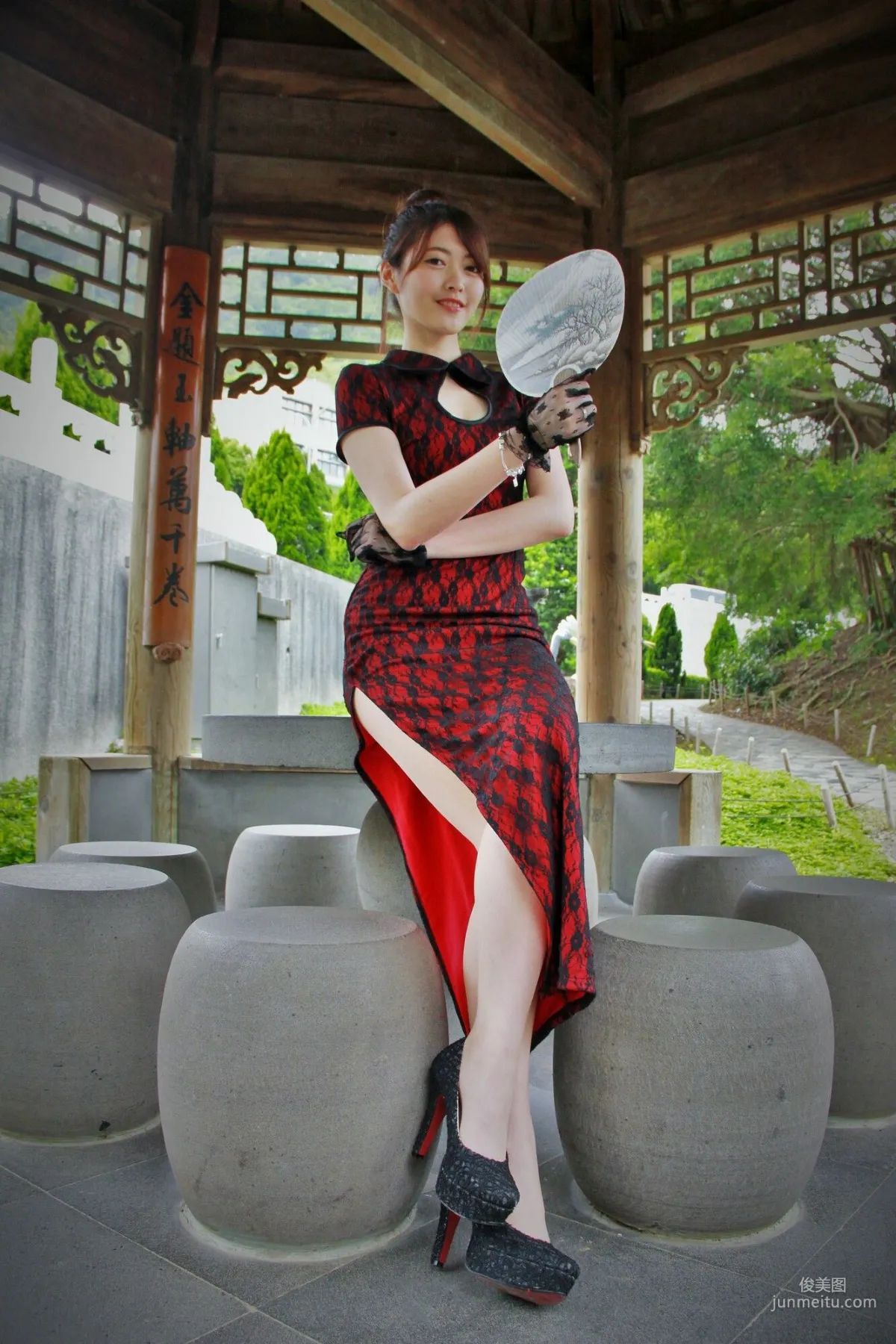 [Taiwan Beauties] Huang Pin Xuan / Brindy Xue Xue 'Zhishan Garden Qipao Outdoor Shoot' Photo Set photo 19
