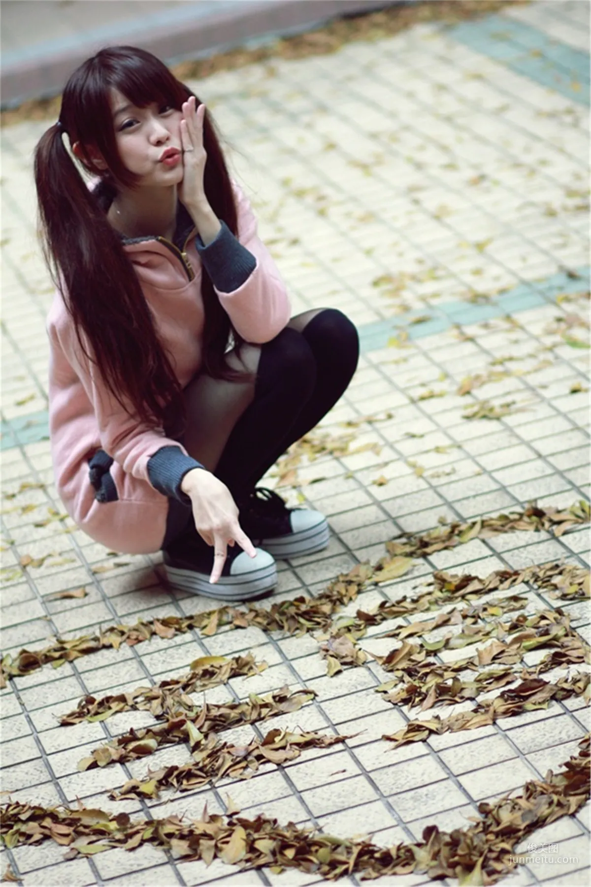 [Taiwan Beauties] Qiu Yuxuan (Yu Xuan) + Bai Bai, Campus Cute Outdoor Shoot Photo Set photo 2