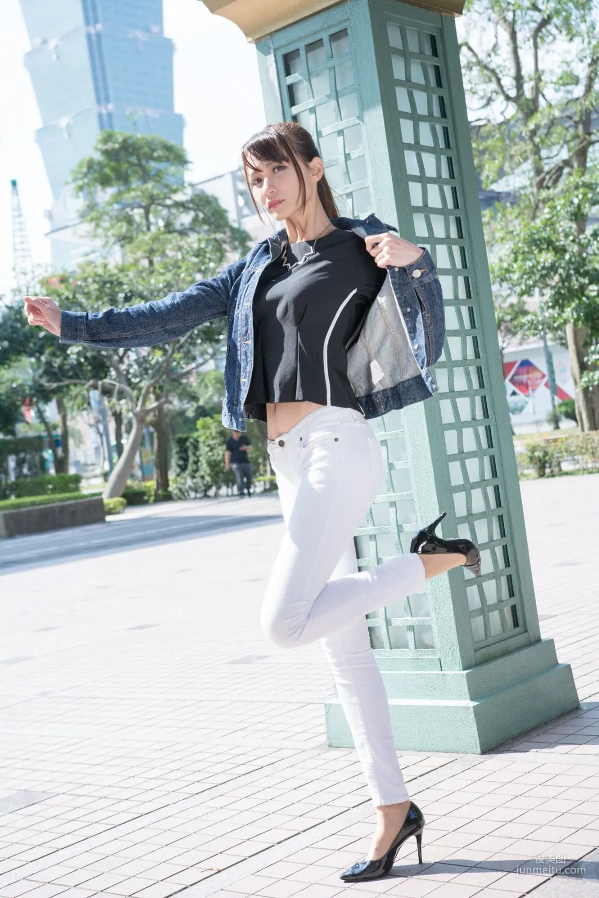 [Taiwan Beauties] Cai Yixin, Around Xinyi District, Denim + Tight Pants Photo Set photo 31