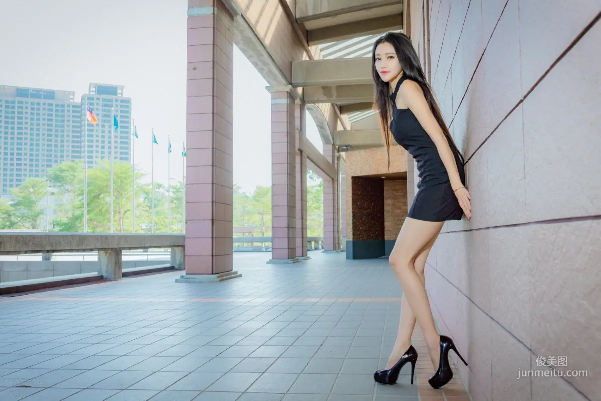 [Taiwan Beauties] Avril Zhan Black and White Dual-Color Goddess Street Snap Photo Set photo 5