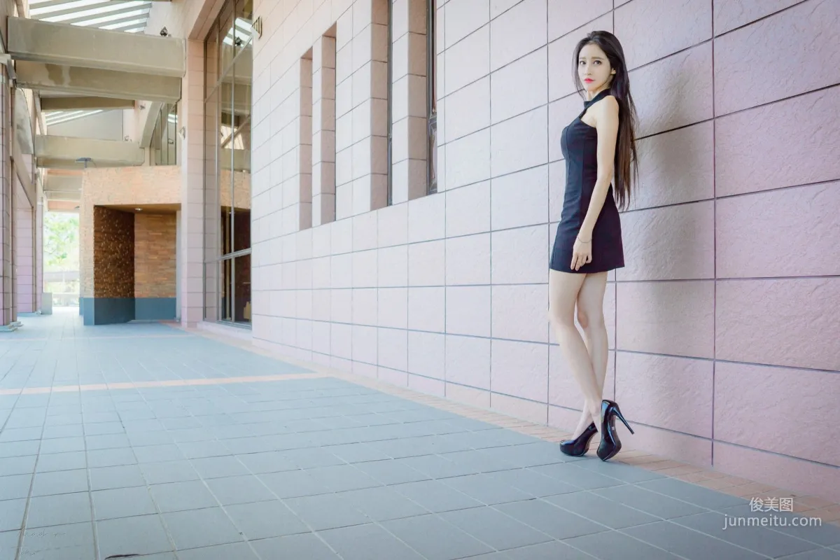 [Taiwan Beauties] Avril Zhan Black and White Dual-Color Goddess Street Snap Photo Set photo 8