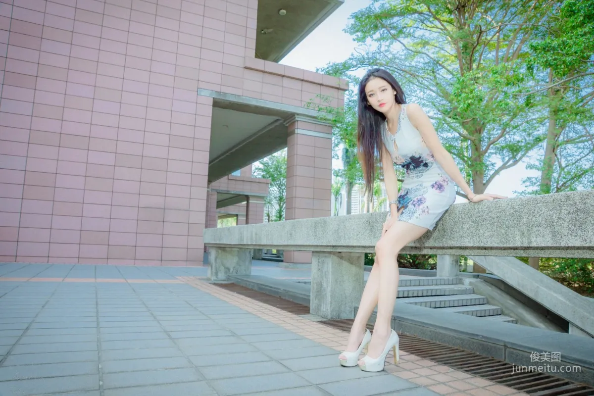 [Taiwan Beauties] Avril Zhan Black and White Dual-Color Goddess Street Snap Photo Set photo 3
