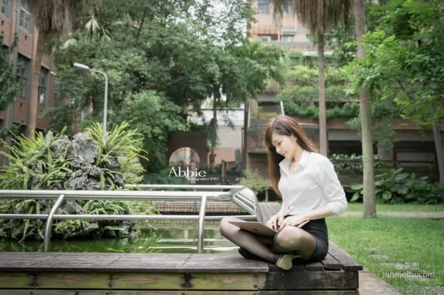 [台灣正妹] 邱艾比Abbie 黑絲OL内衣賞 寫真集