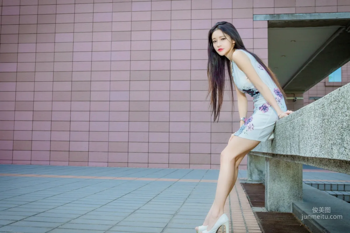 [Taiwan Beauties] Avril Zhan Black and White Dual-Color Goddess Street Snap Photo Set photo 2