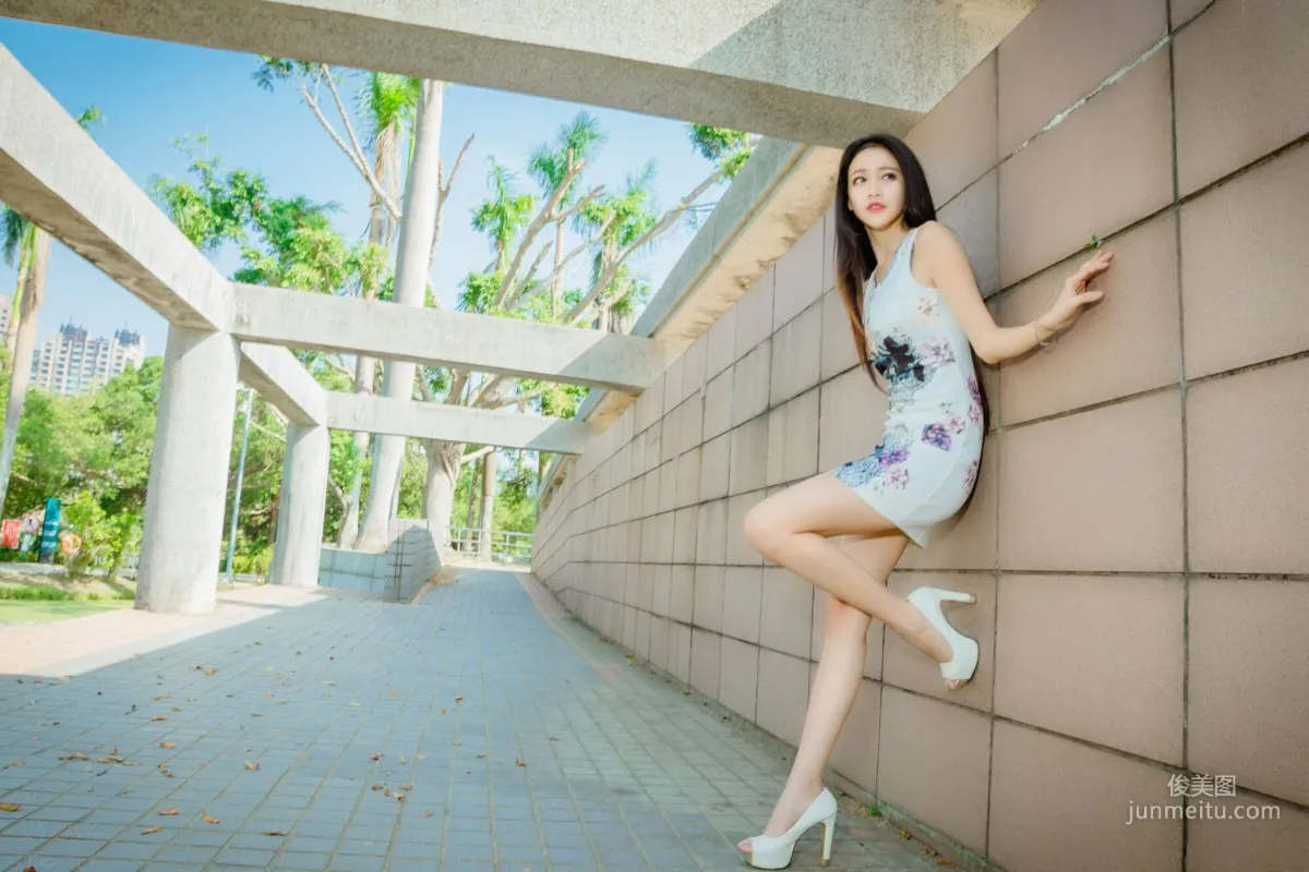 [Taiwan Beauties] Avril Zhan Black and White Dual-Color Goddess Street Snap Photo Set photo 15