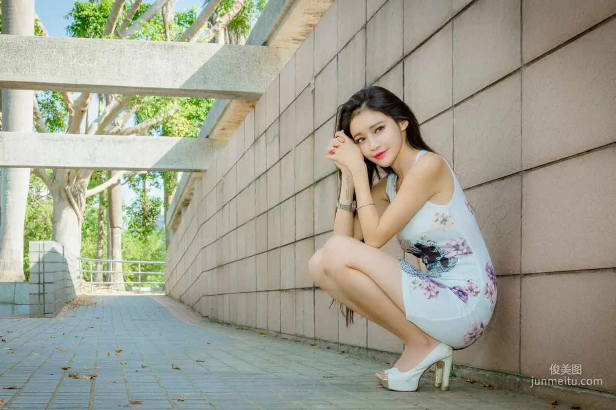 [Taiwan Beauties] Avril Zhan Black and White Dual-Color Goddess Street Snap Photo Set photo 18