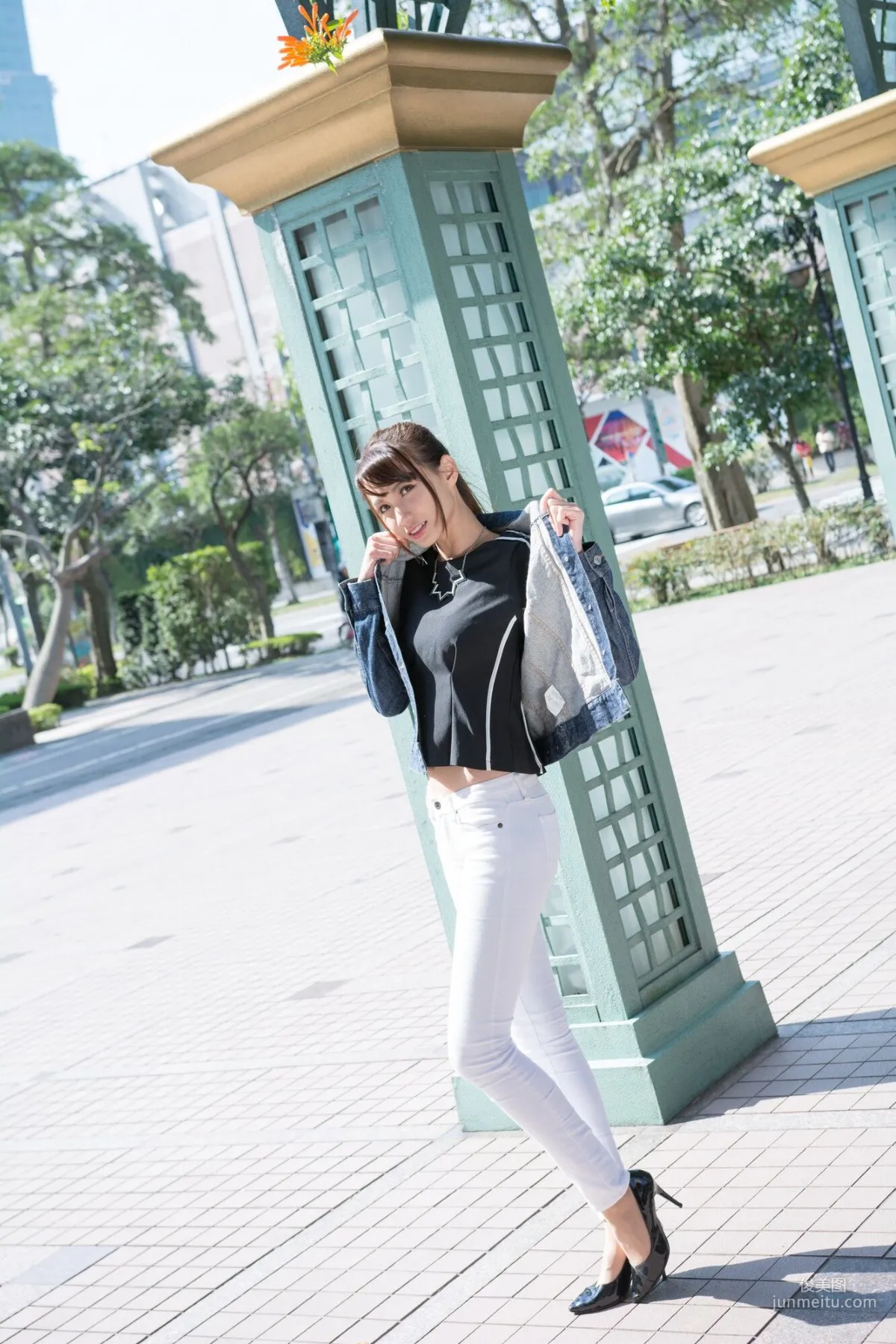 [Taiwan Beauties] Cai Yixin, Around Xinyi District, Denim + Tight Pants Photo Set photo 25