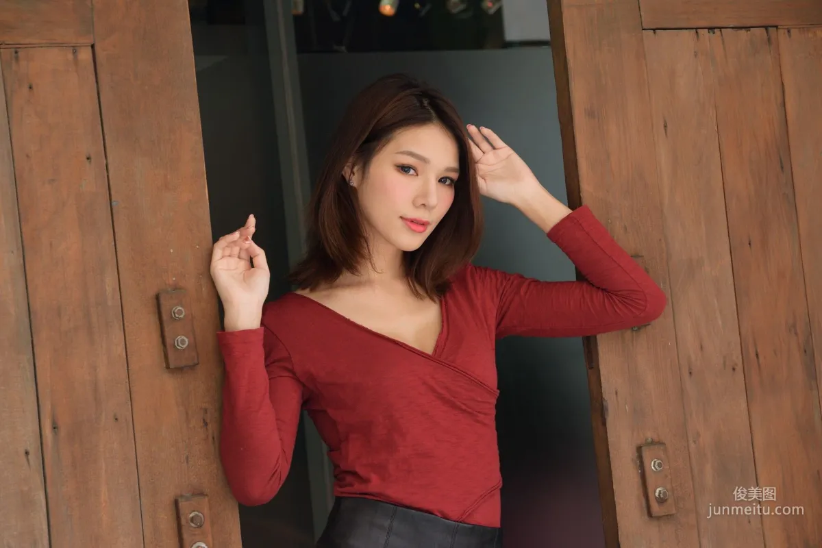 [Taiwan Beauties] Kate, Outdoor Shoot Ultra Short Leather Skirt Series Photo Set photo 2