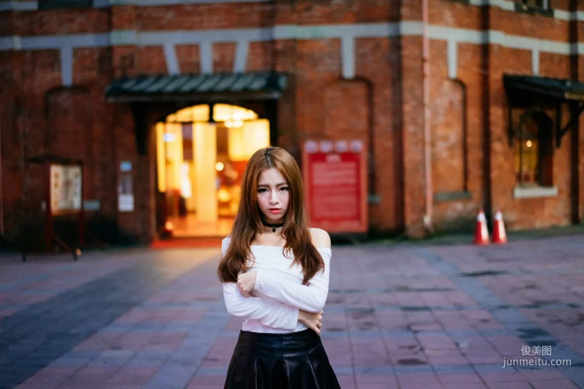 [Taiwan Beauties] Dora Zhou Yingxin Street Snap Long Boots Black Stockings Leather Skirt Photo Set photo 4
