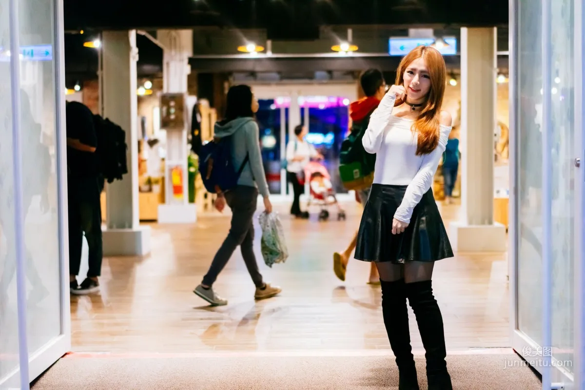 [Taiwan Beauties] Dora Zhou Yingxin Street Snap Long Boots Black Stockings Leather Skirt Photo Set photo 28