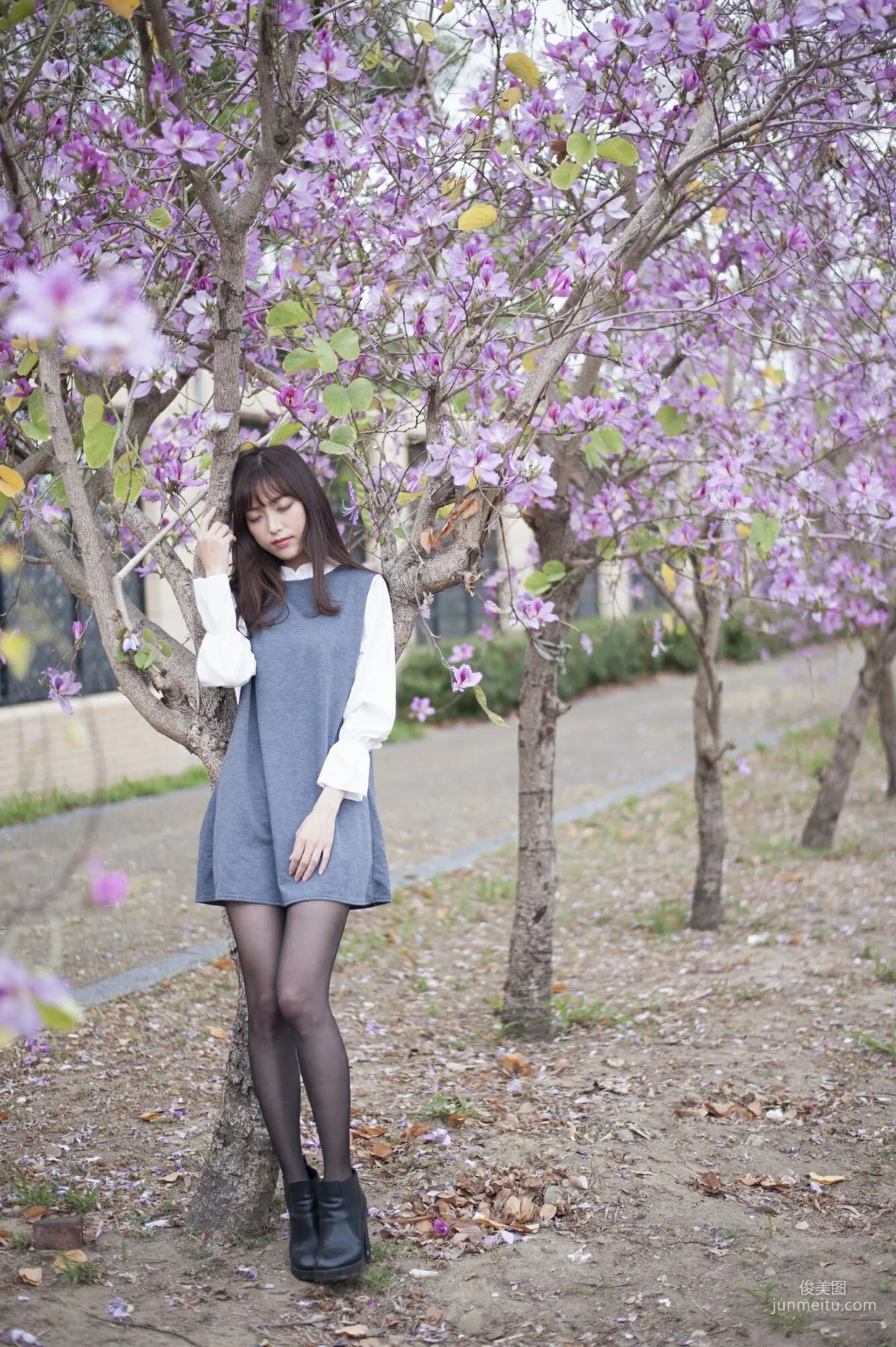 [Taiwan Beauties] Lijia Peng (Lady Yiyi), Black Stockings Under the Cherry Blossoms Photo Set photo 6
