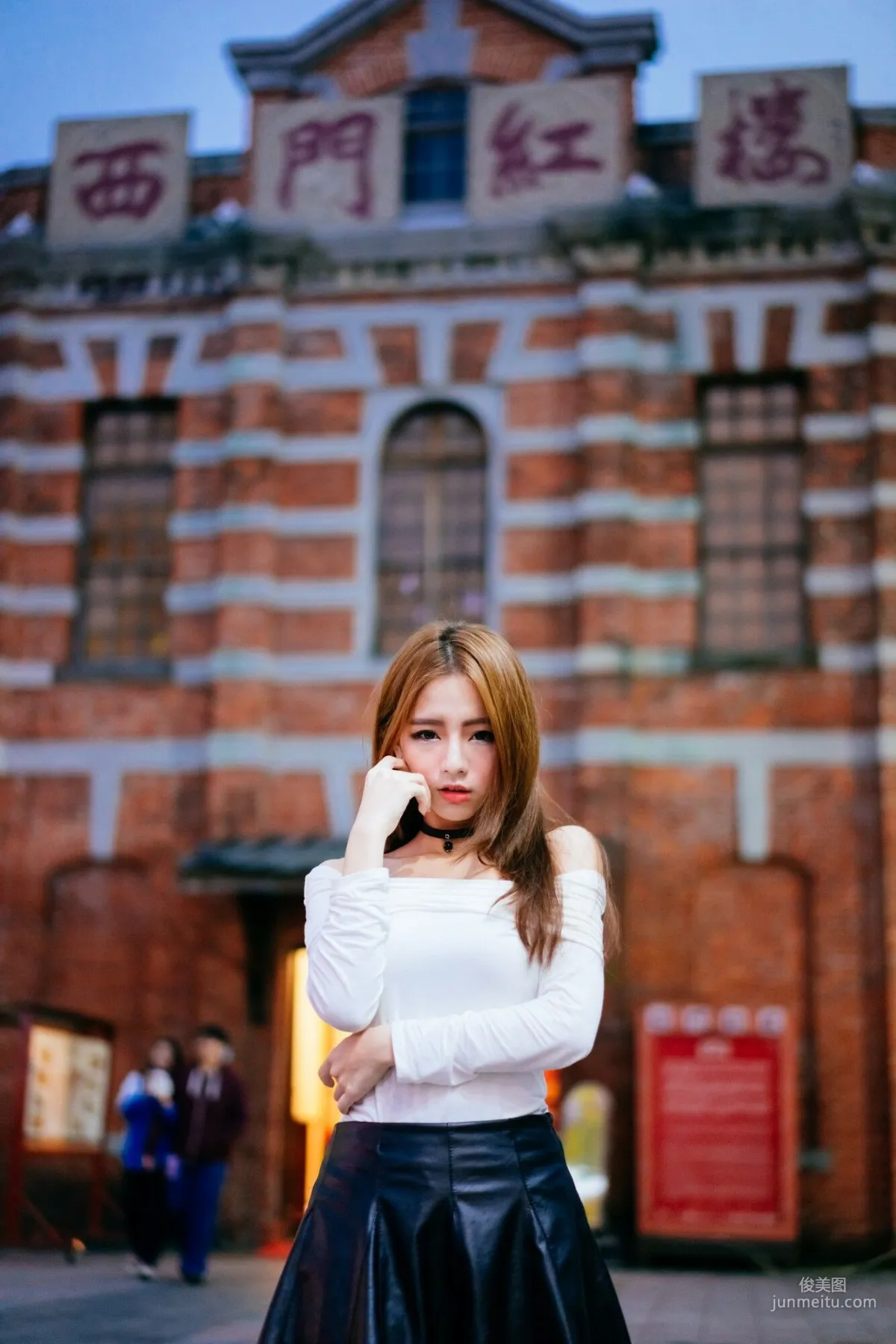 [Taiwan Beauties] Dora Zhou Yingxin Street Snap Long Boots Black Stockings Leather Skirt Photo Set photo 8
