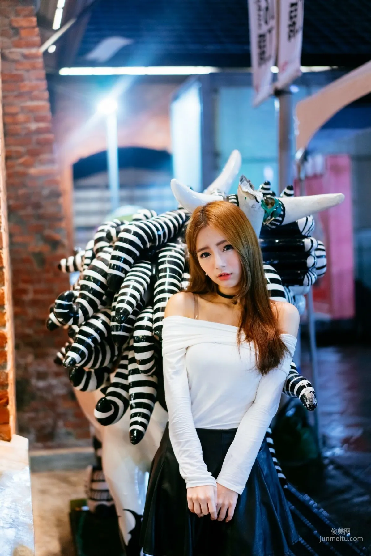[Taiwan Beauties] Dora Zhou Yingxin Street Snap Long Boots Black Stockings Leather Skirt Photo Set photo 35