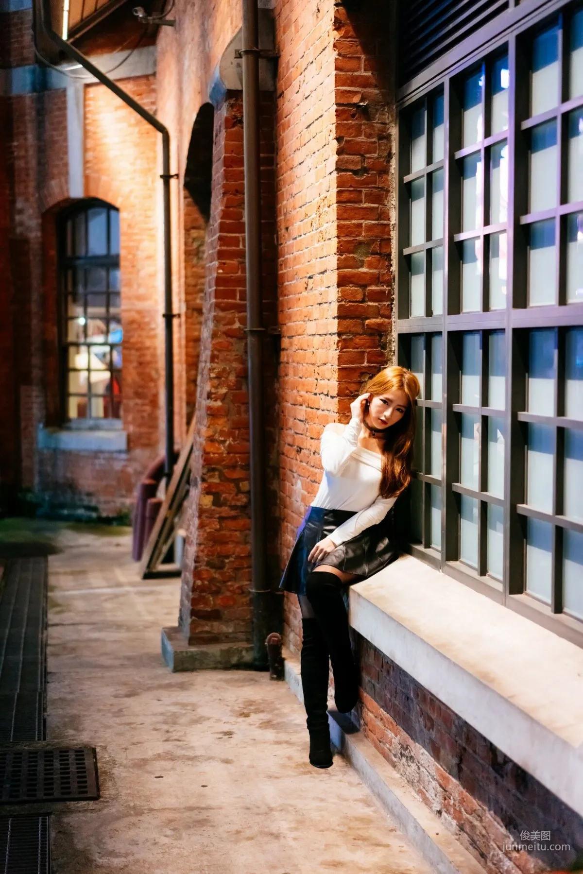 [Taiwan Beauties] Dora Zhou Yingxin Street Snap Long Boots Black Stockings Leather Skirt Photo Set photo 18
