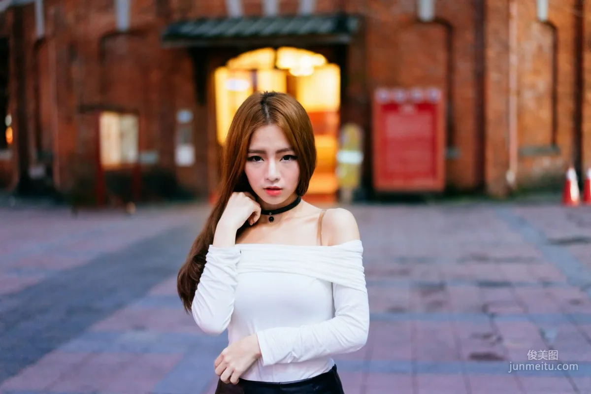 [Taiwan Beauties] Dora Zhou Yingxin Street Snap Long Boots Black Stockings Leather Skirt Photo Set photo 5