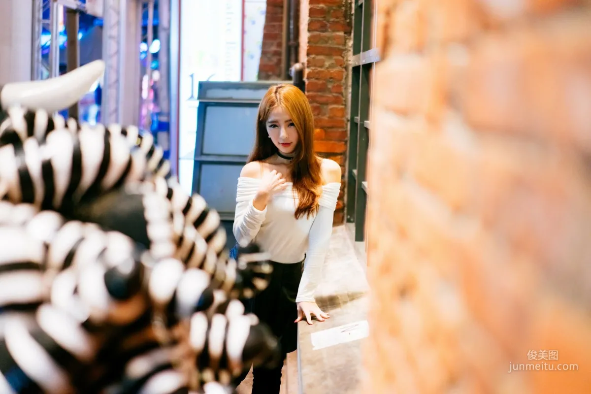 [Taiwan Beauties] Dora Zhou Yingxin Street Snap Long Boots Black Stockings Leather Skirt Photo Set photo 37