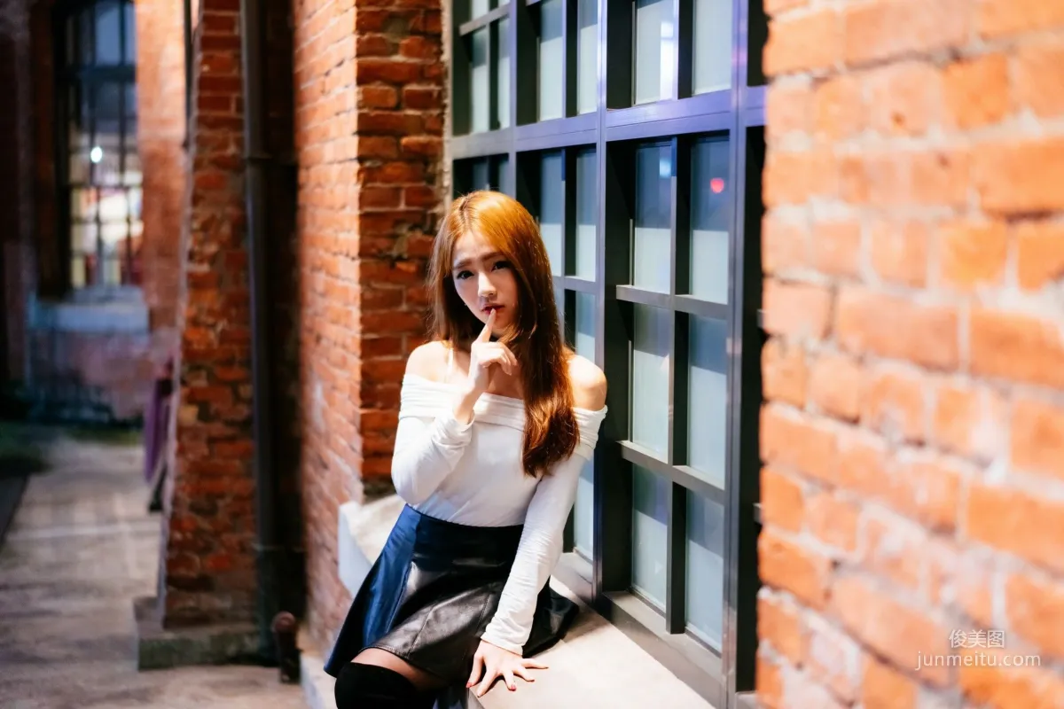 [Taiwan Beauties] Dora Zhou Yingxin Street Snap Long Boots Black Stockings Leather Skirt Photo Set photo 23