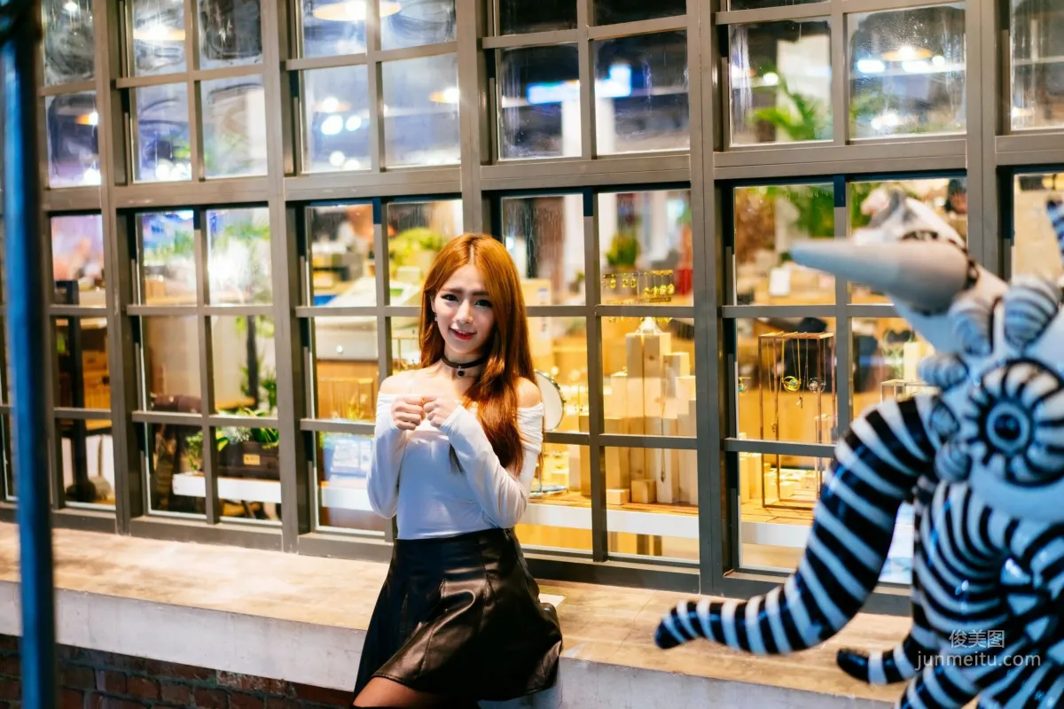 [Taiwan Beauties] Dora Zhou Yingxin Street Snap Long Boots Black Stockings Leather Skirt Photo Set photo 31