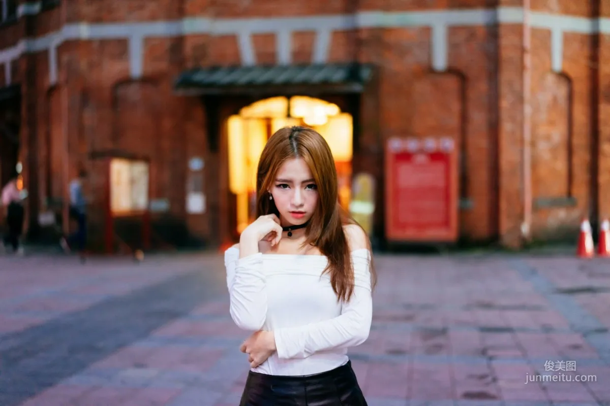 [Taiwan Beauties] Dora Zhou Yingxin Street Snap Long Boots Black Stockings Leather Skirt Photo Set photo 6