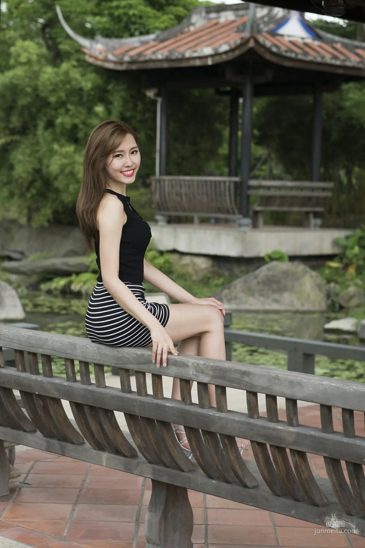 [Taiwan Beauties] Guo Minwen Queenie, Striped Short Skirt Street Snap Photo Set photo 28