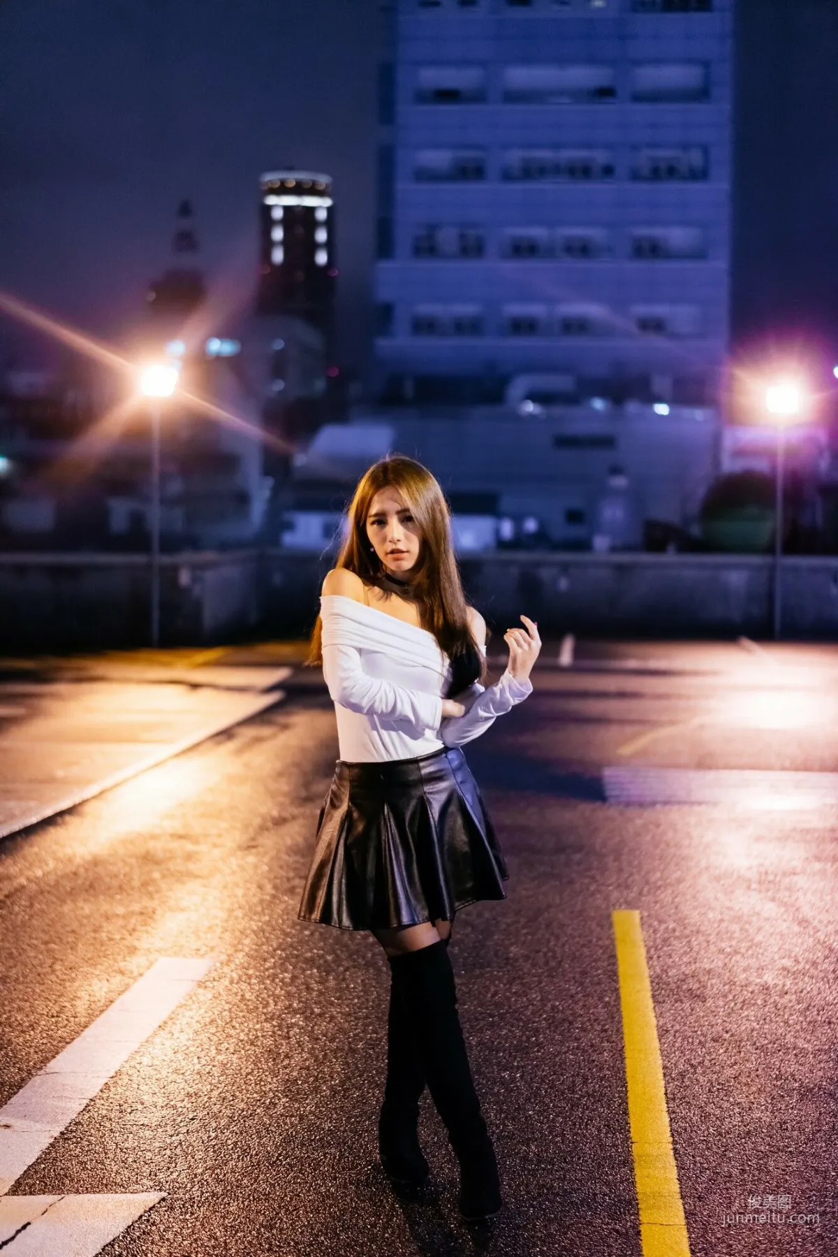 [Taiwan Beauties] Dora Zhou Yingxin Street Snap Long Boots Black Stockings Leather Skirt Photo Set photo 58