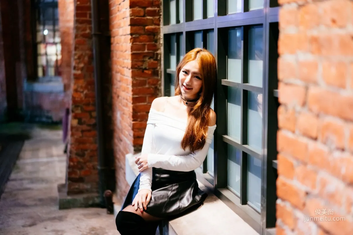 [Taiwan Beauties] Dora Zhou Yingxin Street Snap Long Boots Black Stockings Leather Skirt Photo Set photo 22