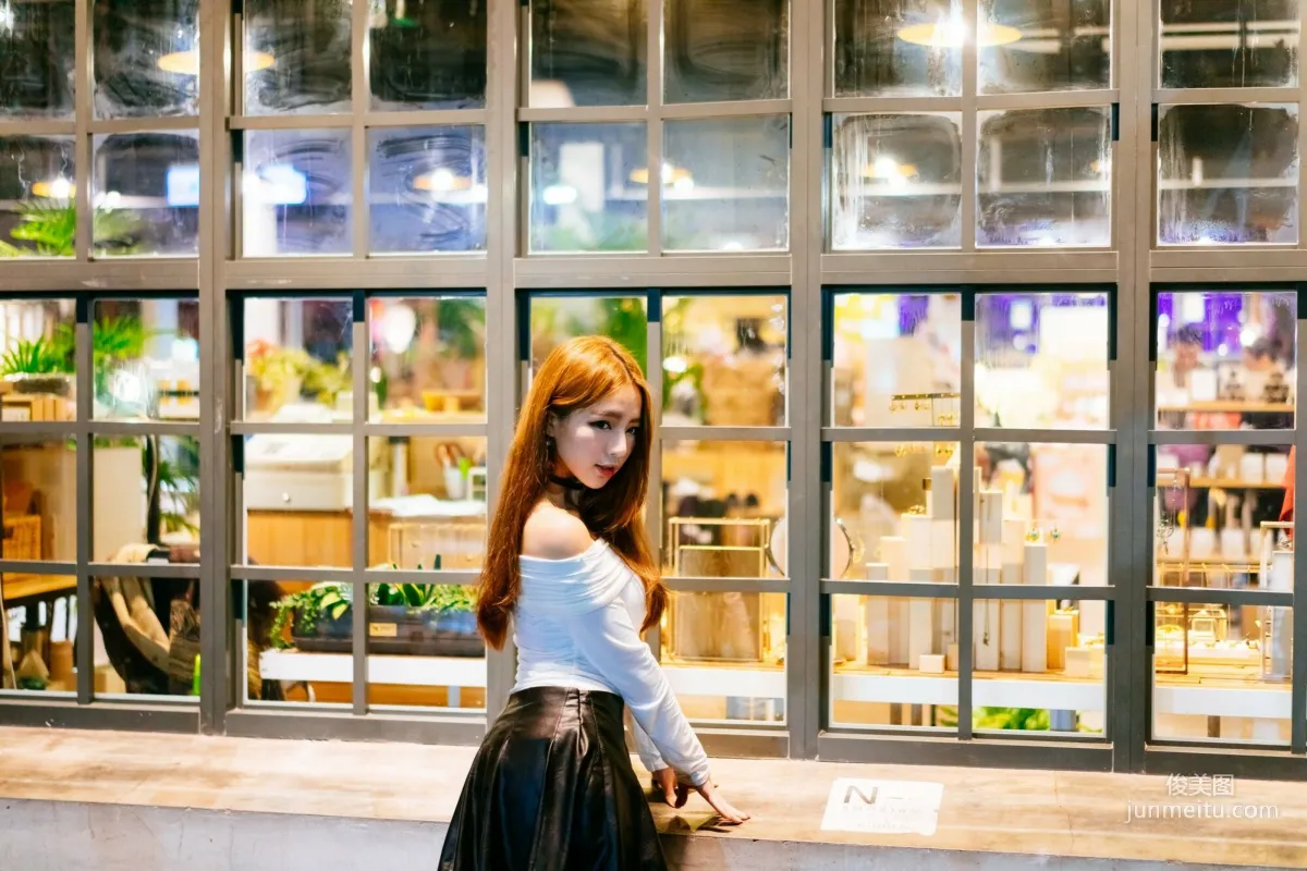[Taiwan Beauties] Dora Zhou Yingxin Street Snap Long Boots Black Stockings Leather Skirt Photo Set photo 36
