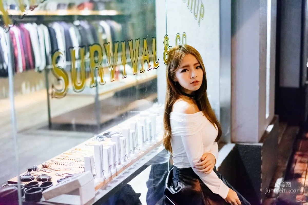 [Taiwan Beauties] Dora Zhou Yingxin Street Snap Long Boots Black Stockings Leather Skirt Photo Set photo 67