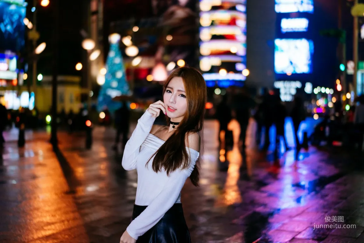 [Taiwan Beauties] Dora Zhou Yingxin Street Snap Long Boots Black Stockings Leather Skirt Photo Set photo 40