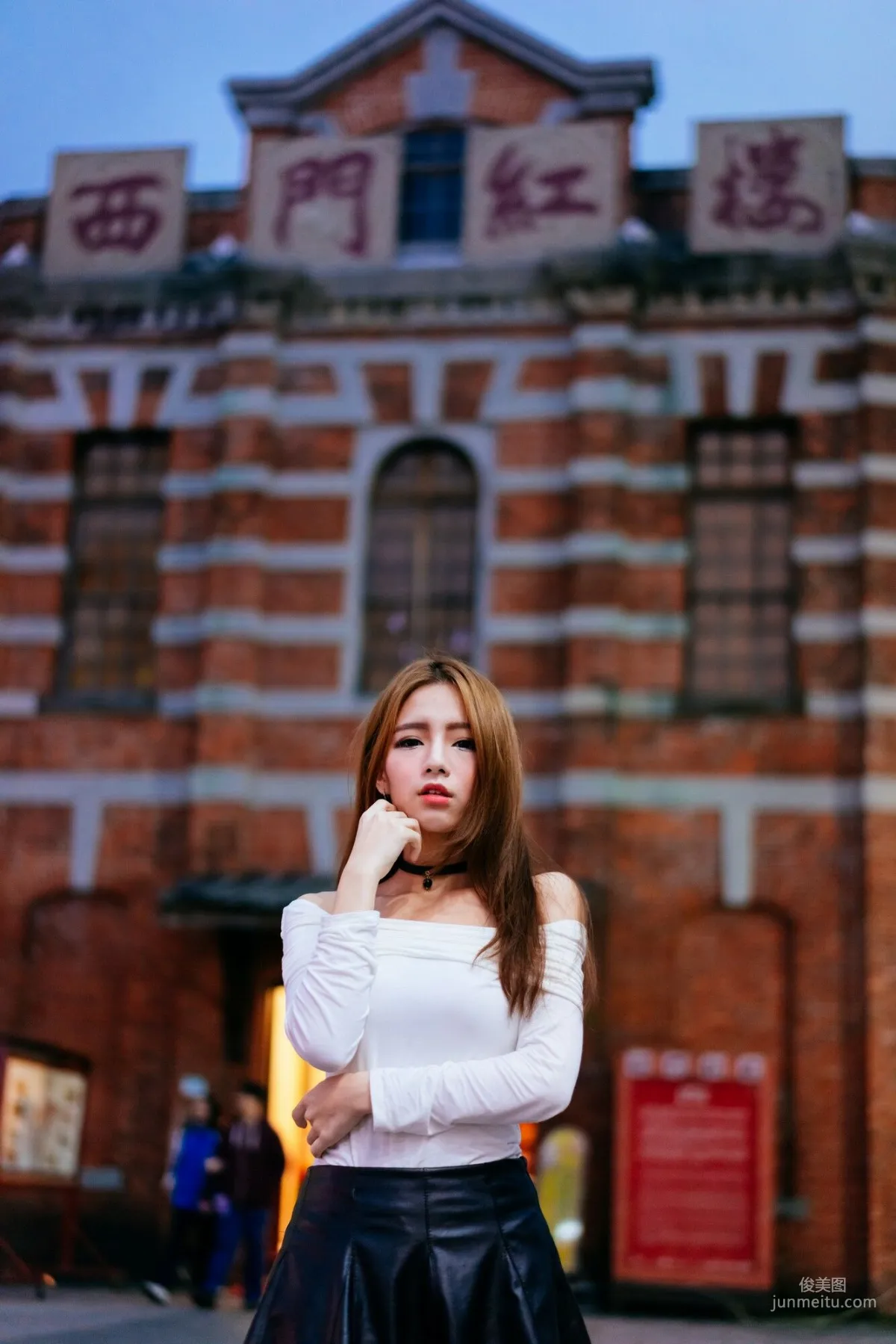 [Taiwan Beauties] Dora Zhou Yingxin Street Snap Long Boots Black Stockings Leather Skirt Photo Set photo 7