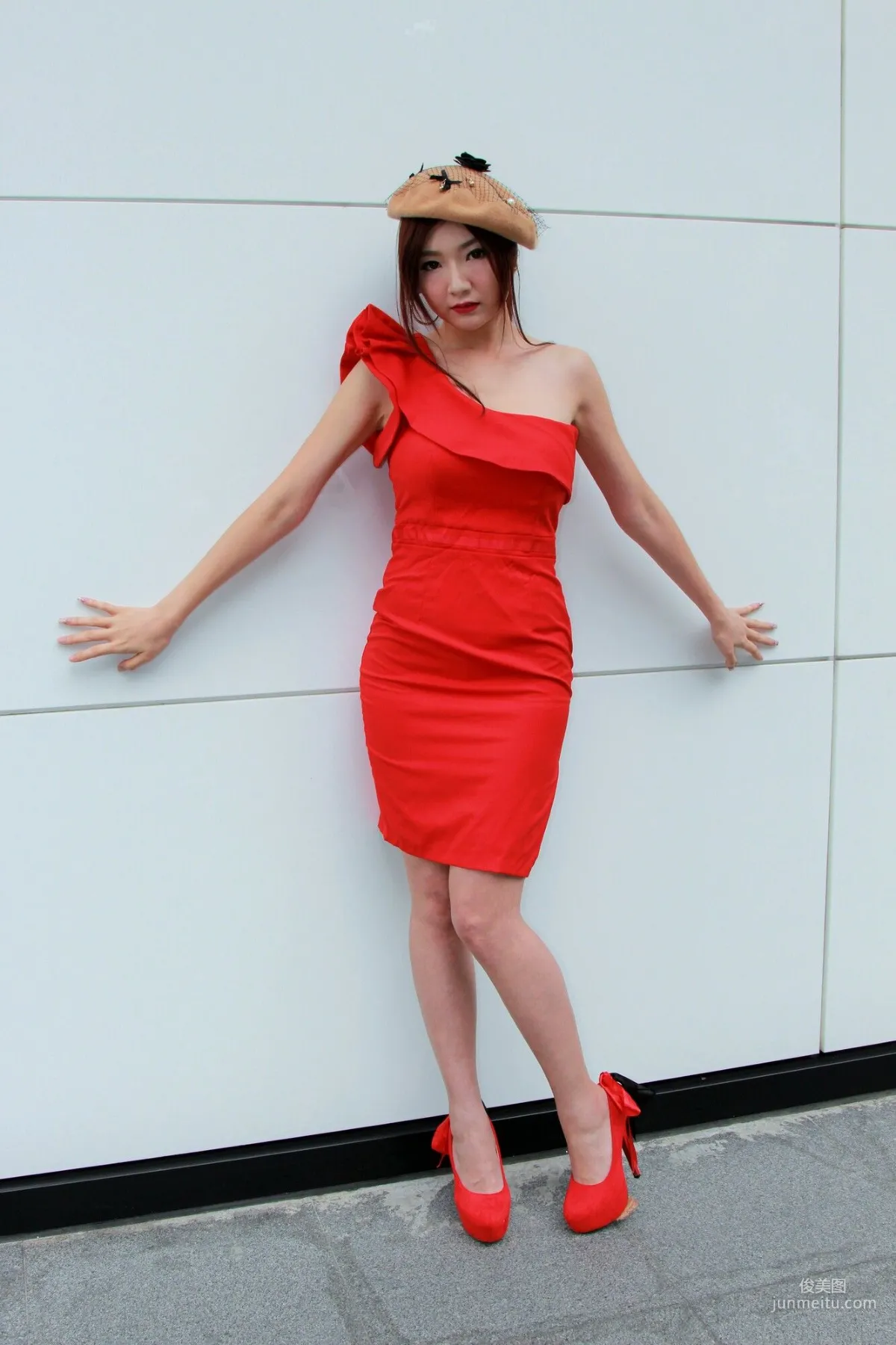 [台灣正妹] Michelle小羽《信義區外拍2套服裝》 寫真集 28