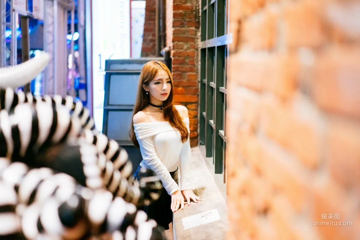 [Taiwan Beauties] Dora Zhou Yingxin Street Snap Long Boots Black Stockings Leather Skirt Photo Set photo 38