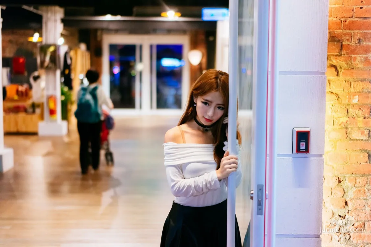 [Taiwan Beauties] Dora Zhou Yingxin Street Snap Long Boots Black Stockings Leather Skirt Photo Set photo 26