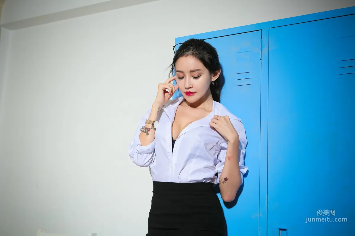 [Taiwan Beauties] Avril Zhan 'Sexy OL Black Stockings and Hip-Wrapped Lingerie Bust Show' Photo Set photo 25