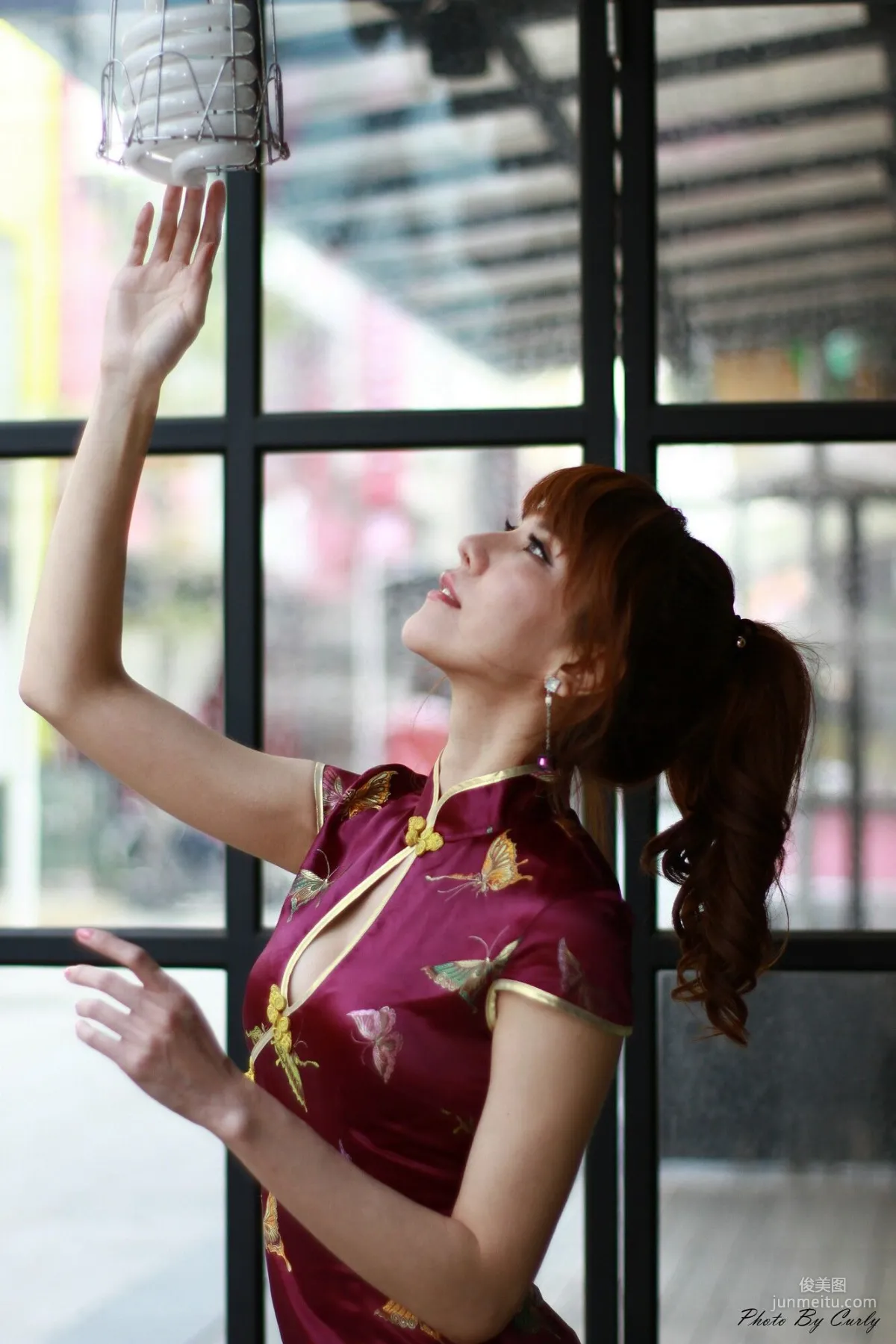 [Taiwan Internet Celebrity Beauty] Huang Shuhua Maggie 《Xinjuejiang Shopping District, Qipao Series》 Photo Set photo 15