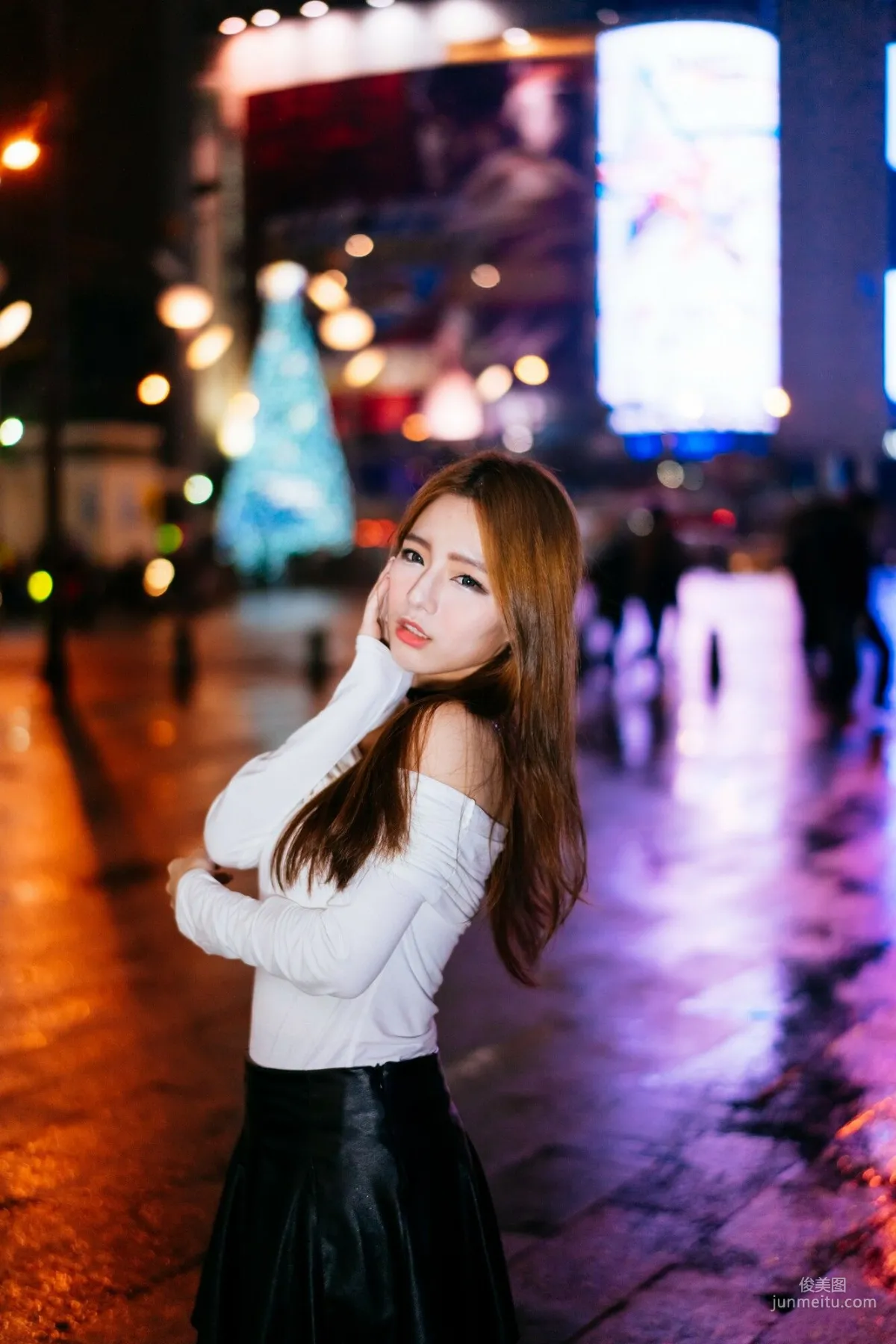 [Taiwan Beauties] Dora Zhou Yingxin Street Snap Long Boots Black Stockings Leather Skirt Photo Set photo 45